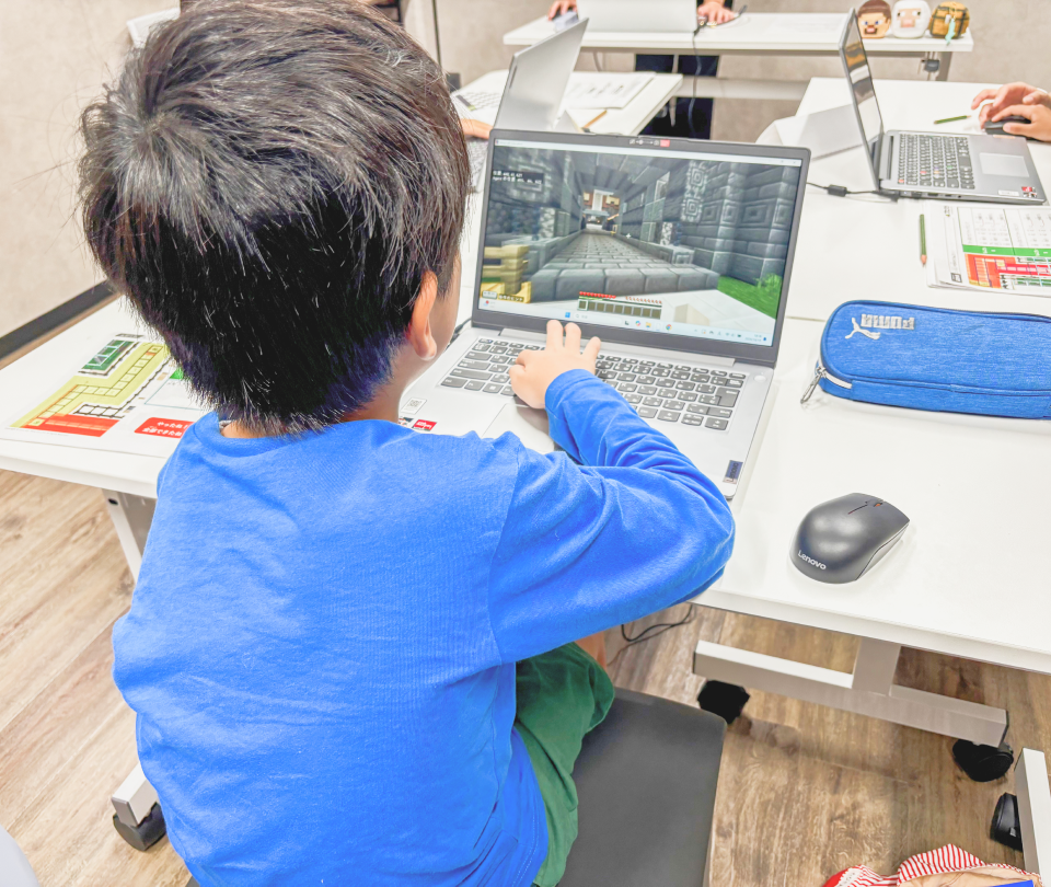 プログラミング教室でマインクラフトを学ぶ子ども